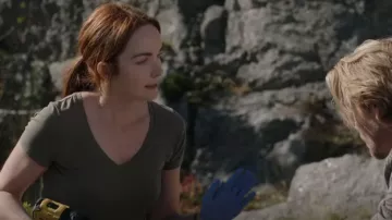 Madewell Green Foliage Deep V Neck Short Sleeve Shirt usada por Maggie Sullivan (Morgan Kohan) como se ve en Sullivan's Crossing (S01E09)