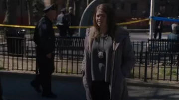Parka doublée en polaire à cordon de serrage Orolay portée par l’officier Brandy Quinlan (Olivia Luccardi) vue dans l’est de New York (S01E21)