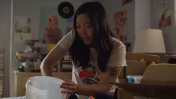 Re Done Classic Tee Delicious usada por Nora (Awkwafina) como se ve en Awkwafina es Nora From Queens (S03E02)