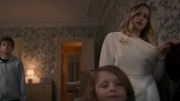Amsale Little White Dress usado por Regan (Jemima Kirke) como se ve en City on Fire (S01E01)