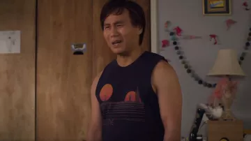Redbubble Visit Tatooine Classic Classic Camiseta usada por Wally (B.D. Wong) como se ve en Awkwafina es Nora de Queens (S03E02)