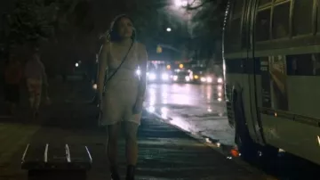 B.Tempt'd Well Suit Chemise usado por Sam (Chase Sui Wonders) como se ve en City on Fire (S01E01)