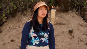 Carve Designs Kona Rashguard usado por Nora (Awkwafina) como se ve en Awkwafina es Nora de Queens (S03E02)