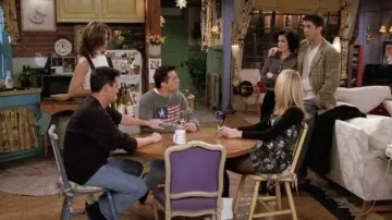 Robe imprimée Mona Lisa portée par Phoebe Buffay (Lisa Kudrow) dans la série télévisée Friends (S02E10)