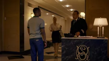 Pantalones vaqueros Wrangler usados por Mercer (Xavier Clyde) como se ve en City on Fire (S01E03)