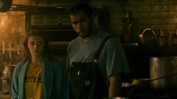 Mono de mezclilla Carhartt usado por Sol (Alexander Pineiro) como se ve en City on Fire (S01E03)