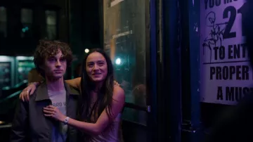 Reloj digital blanco Casio usado por Sam (Chase Sui Wonders) como se ve en City on Fire (S01E01)