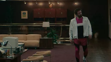 Chaqueta Nike blanca con cremallera windrunner usada por Phil Knight (Ben Affleck) como se ve en Air