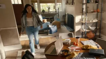 American Eagle Core Oversized Murphy Buttondown Chemisier porté par Rosa Reyes (Natalia del Riego) vu dans NCIS: Los Angeles (S14E20)