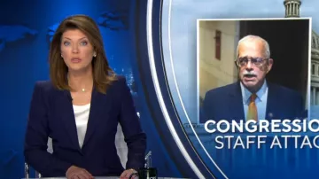 Alexander McQueen Blazer de crepé de un solo pecho usado por Norah O'Donnell como se ve en CBS Evening News el 15 de mayo de 2023