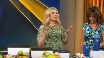 Saunders Collective Ruched Mesh Vestido usado por Ashley Bellman como se ve en CBS Mornings el 14 de mayo de 2023