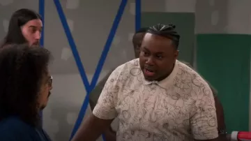 Ted Baker Holler Polo porté par Marty Butler (Marcel Spears) vu dans The Neighborhood (S05E21)