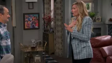 Blazer de doble pecho texturizado de Zara usado por Gemma Johnson (Beth Behrs) como se ve en The Neighborhood (S05E21)