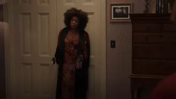 Etro Floral Print Silk Velvet Robe Coat usado por Viola 'Vi' Marsette (Lorraine Toussaint) como se ve en The Equalizer (S03E17)