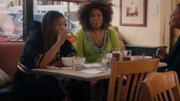 African American College Alliance AACA Classic '91 Hoofie Black usado por Delilah (Laya DeLeon Hayes) como se ve en The Equalizer (S03E17)