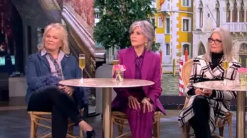 Veste en denim garnie de plumes Valentino portée par Candice Bergen vue dans The View le 15 mai 2023