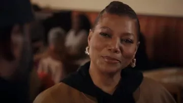 Bottega Veneta Pillar Hoop Pendientes usados por Robyn McCall (Queen Latifah) como se ve en The Equalizer (S03E17)