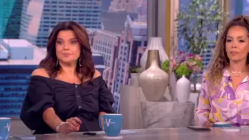 Staud Reese Off The Shoulder Stretch Vestido de camisa de algodón usado por Ana Navarro como se ve en The View el 15 de mayo de 2023