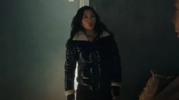 SAM. Chaqueta Ellie Puffer usada por Melody 'Mel' Bayani (Liza Lapira) como se ve en The Equalizer (S03E17)