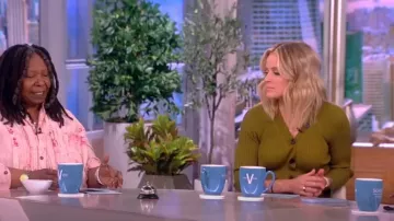 Proenza Schouler Vestido abotonado de punto acanalado usado por Sara Haines como se ve en The View el 15 de mayo de 2023