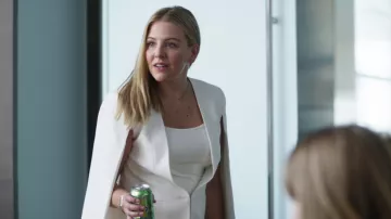 Collar usado por Brooke Dubek (Heléne Yorke) como se ve en el programa de televisión The Other Two (S03E03)