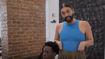 Skims se adapta a todos Bodysuit de cuello alto en Mykonos usado por Jonathan Van Ness como se ve en Queer Eye (S07E03)
