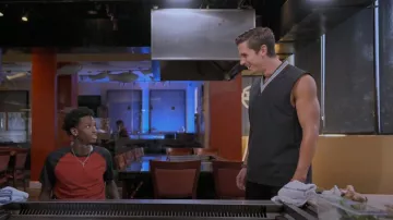 Cos Contrast Trim Knitted Contrast usado por Antoni Porowski como se ve en Queer Eye (S07E03)