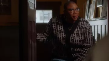 Acne Studios Kargot Face Jacquard Wool V Neck Cardigan usado por Henrietta 'Hen' Wilson (Aisha Hinds) como se ve en 9-1-1 (S06E18)