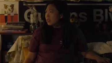 Obey Flower Icon T-shirt graphique en coton biologique porté par Nora (Awkwafina) comme on le voit à Awkwafina est Nora du Queens (S03E03)