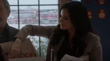 Equipo Essential Silk Shirt usada por Jessica Knight (Katrina Law) como se ve en NCIS (S20E21)