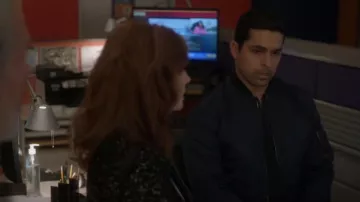 Kenzo MA 1 Chaqueta negra usada por Nick Torres (Wilmer Valderrama) como se ve en NCIS (S20E21)