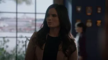 Vince Merrow Trim Long Sleeve Ribbed Crewneck Top usado por Jessica Knight (Katrina Law) como se ve en NCIS (S20E21)