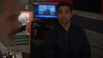 All Saints Brace Henley Top usado por Nick Torres (Wilmer Valderrama) como se ve en NCIS (S20E21)