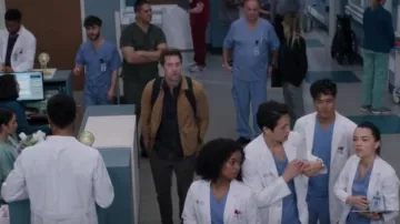 Deus Ex Machina Army Bomber usado por Nick Marsh (Scott Speedman) como se ve en Grey's Anatomy (S19E18)