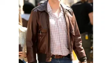 Chaqueta de cuero marrón usada por Thomas Sadoski en el set de Nueva York de la serie de Apple TV + The Crowded Room en abril de 2022
