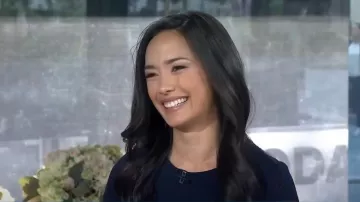 DKNY Button Robe fourreau avant portée par Emilie Ikeda comme vu dans Aujourd’hui le 15 mai 2023