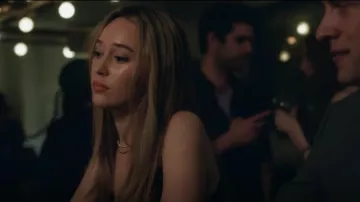 Collier Gorjana Venise porté par Emily Thomas (Alycia Debnam Carey) vu dans Saint X (S01E01)