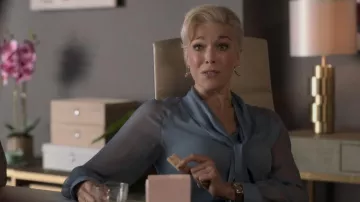 Shaune Leane Hooked Pearl Grandes boucles d’oreilles portées par Rebecca Welton (Hannah Waddingham) comme on le voit dans Ted Lasso