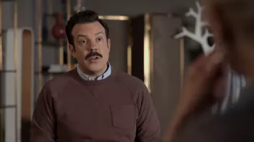 Tdd Snyder + Champion Pocket Sweatshirt porté par Ted Lasso (Jason Sudeikis) vu dans Ted Lasso