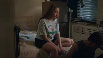 Parcs Projet Prospect Park Alliance T-shirt graphique en coton porté par Emily Thomas (Alycia Debnam Carey) vu dans Saint X (S01E01)