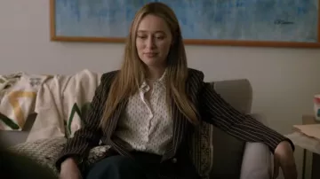 A.p.c. Margery Silk Button-Down Blusa usada por Emily Thomas (Alycia Debnam Carey) como se ve en Saint X (S01E02)