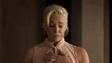 Shaune Leane Rose Thorn Large Hoop Aretes usados por Rebecca Welton (Hannah Waddingham) como se ve en Ted Lasso