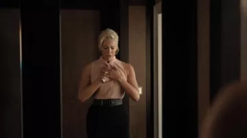 Yves Saint Laurent Arty Ring White usado por Rebecca Welton (Hannah Waddingham) como se ve en Ted Lasso
