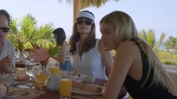 Débardeur de tennis Lululemon Front Zip Mock-Neck porté par Mia Thomas (Betsy Brandt) comme on le voit dans Saint X (S01E02)