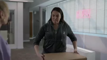 Sudadera con capucha con adorno de alta costura jugosa usada por Barbara como se ve en Ted Lasso