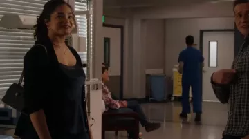 Kurt Geiger London Shoreditch Bolso bandolera de cuero usado por Natalia (Annelise Cepero) como se ve en 9-1-1 (S06E18)