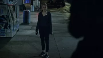 Asics Gel-Kayano 29 usado por Emily Thomas (Alycia Debnam Carey) visto en Saint X (S01E04)