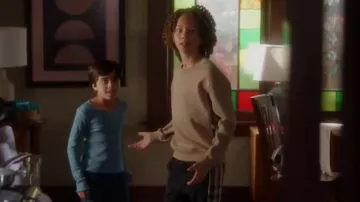 Suéter Burberry Graham usado por Denny (Declan Pratt) como se ve en 9-1-1 (S06E18)