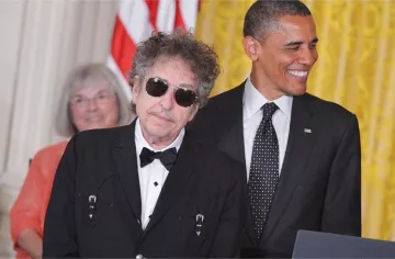 American Optical sunglasses worn by Bob Dylan during the presentation of the "Medal of Freedom" by Barak Obama at the White House on May 29, 2012.