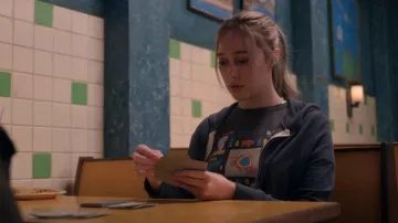 Camiseta de Yellowstone del Proyecto Parks usada por Emily Thomas (Alycia Debnam Carey) vista en Saint X (S01E04)